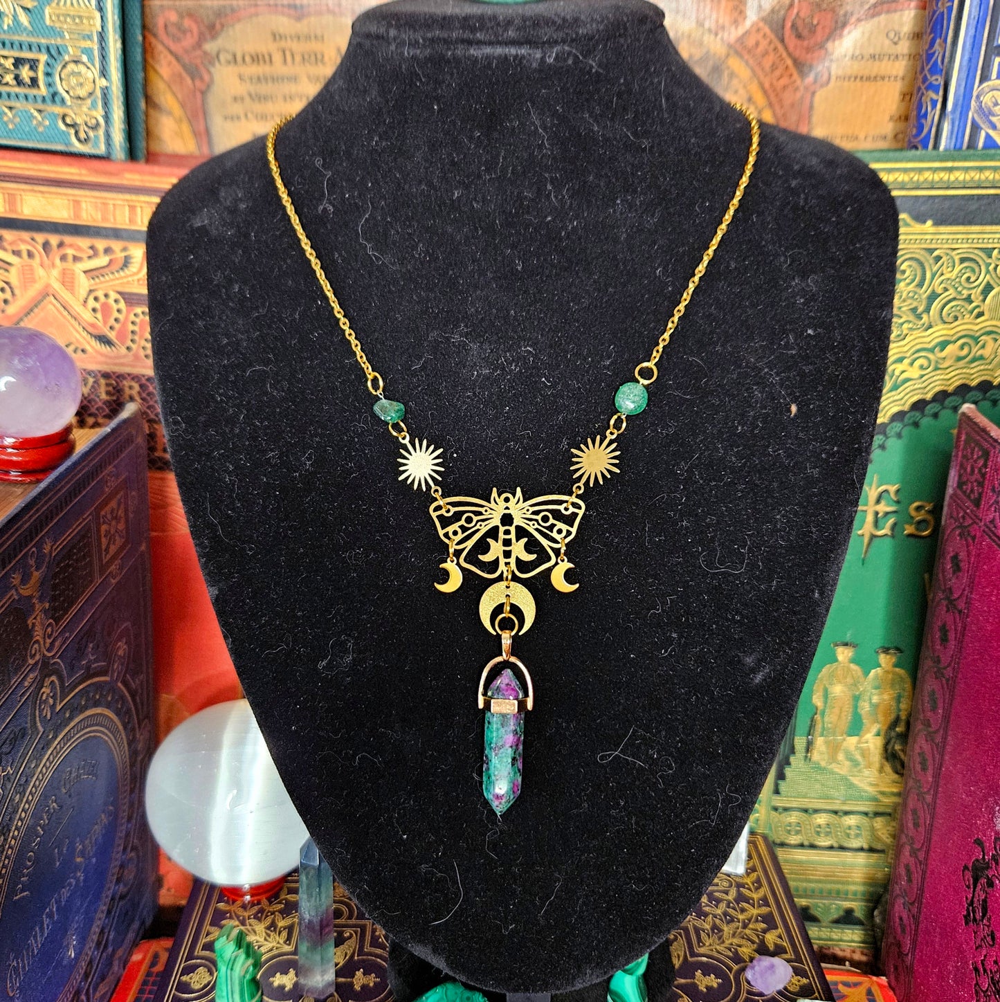 Morgane - Collier univers féérique - Wicca, laiton acier inoxydable, papillon de nuit, lunes, étoiles, pierres de rubis zoïsite et chrysoprase - Les Rouages du Temps