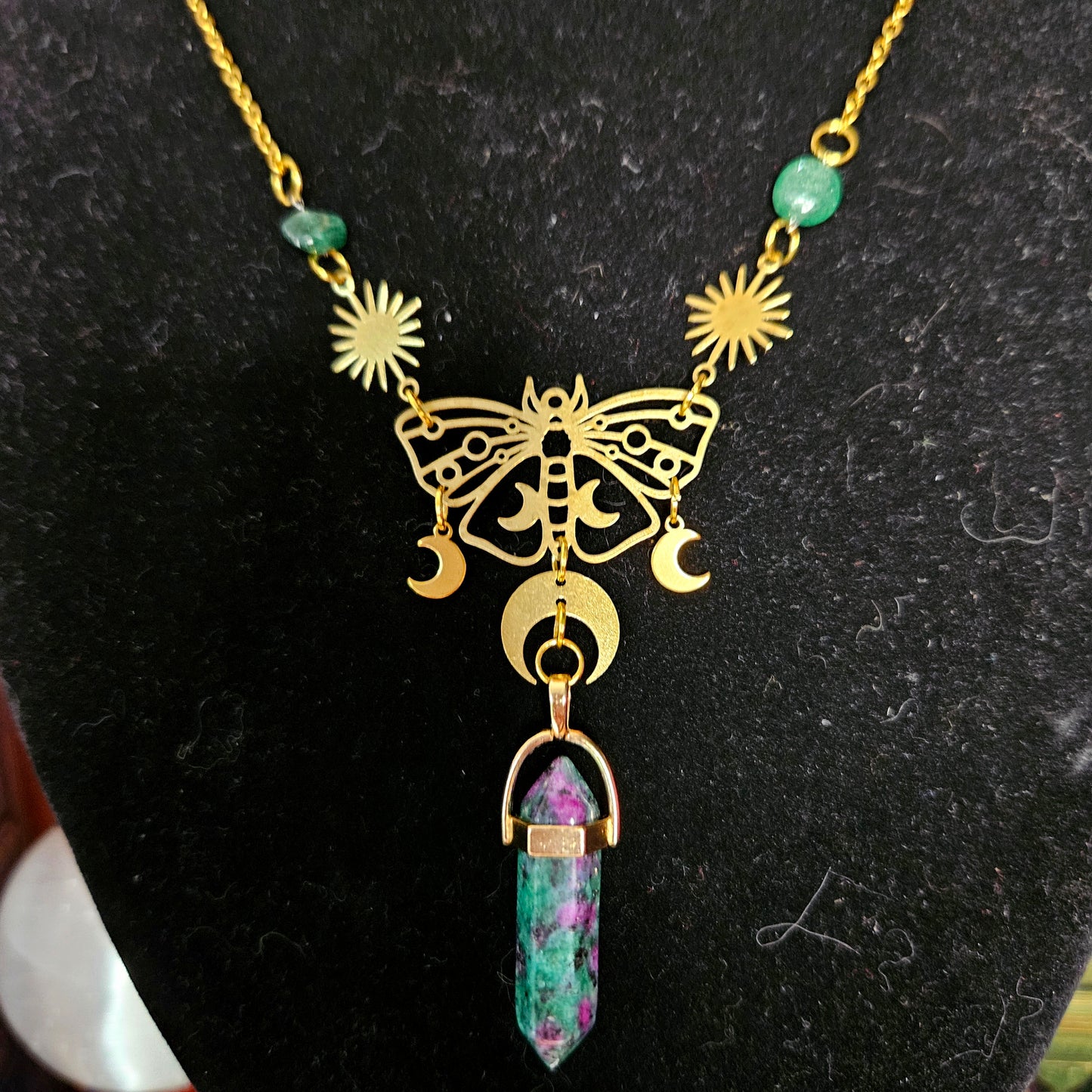 Morgane - Collier univers féérique - Wicca, laiton acier inoxydable, papillon de nuit, lunes, étoiles, pierres de rubis zoïsite et chrysoprase - Les Rouages du Temps