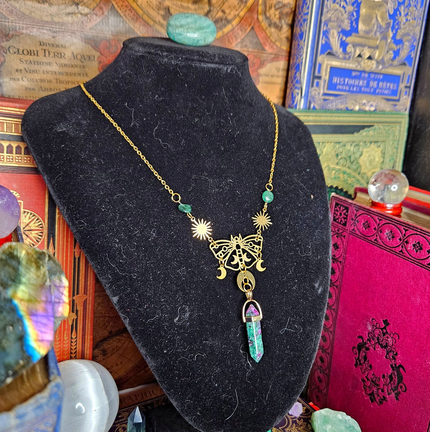 Morgane - Collier univers féérique - Wicca, laiton acier inoxydable, papillon de nuit, lunes, étoiles, pierres de rubis zoïsite et chrysoprase - Les Rouages du Temps