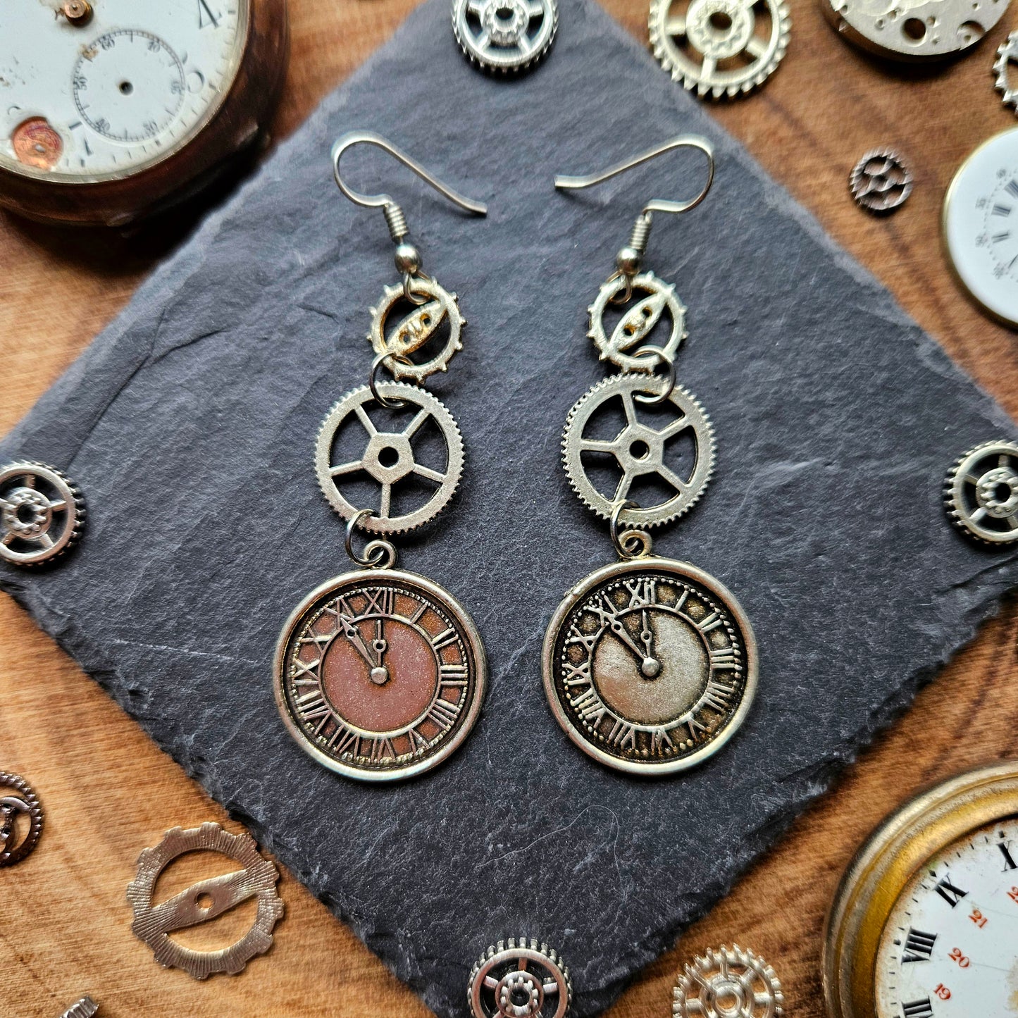 Chronos - Boucles d'oreilles Steampunk breloques argentées engrenages et horloges / montres - Les Rouages du Temps