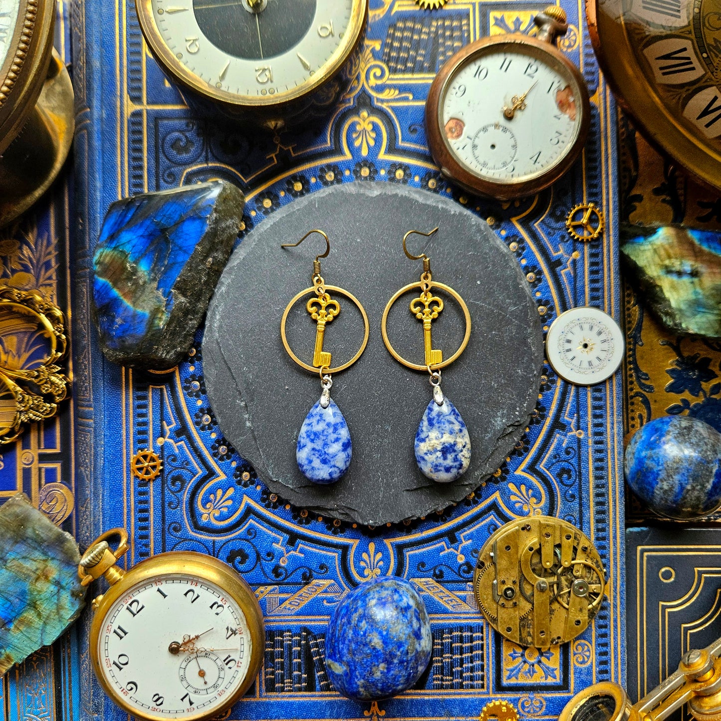 Alice - Boucles d'oreilles Steampunk dorées, laiton clés cercles, pierres de sodalite - Les Rouages du Temps