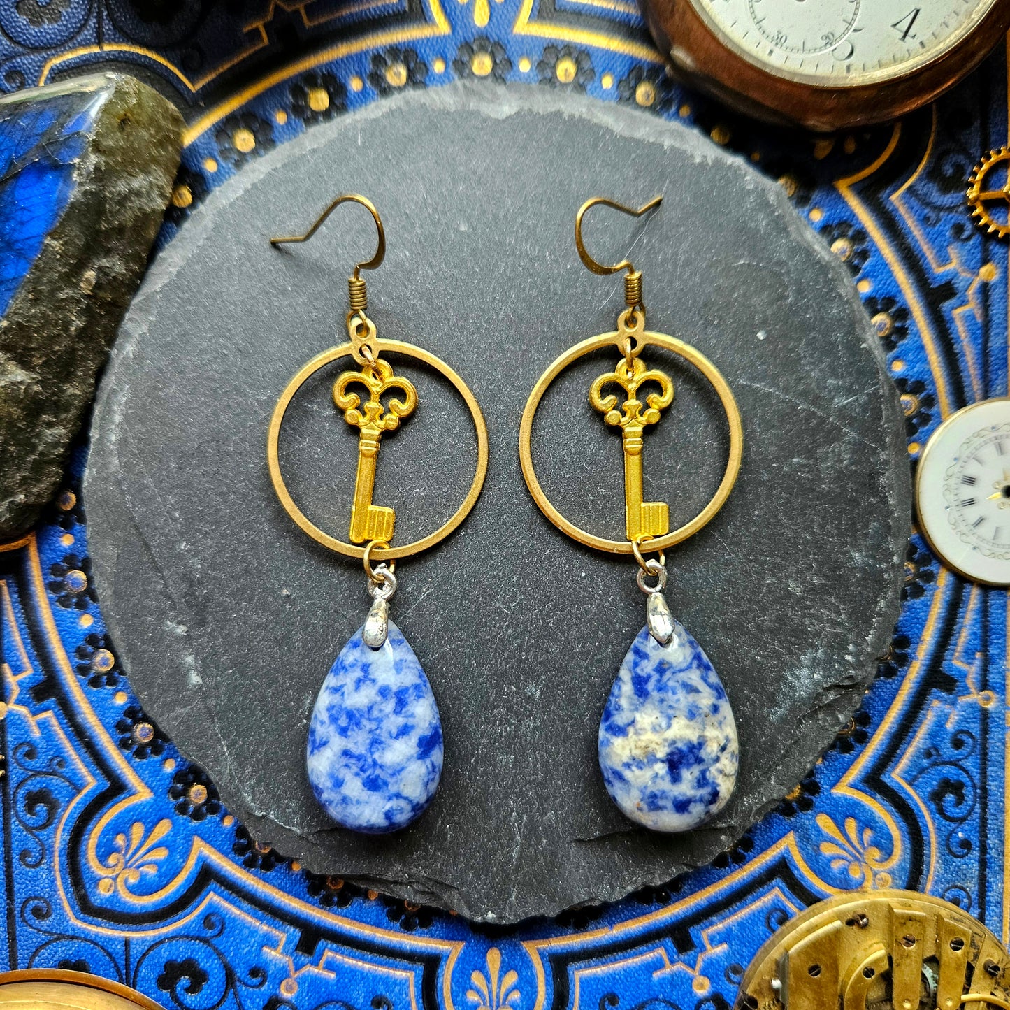 Alice - Boucles d'oreilles Steampunk dorées, laiton clés cercles, pierres de sodalite - Les Rouages du Temps