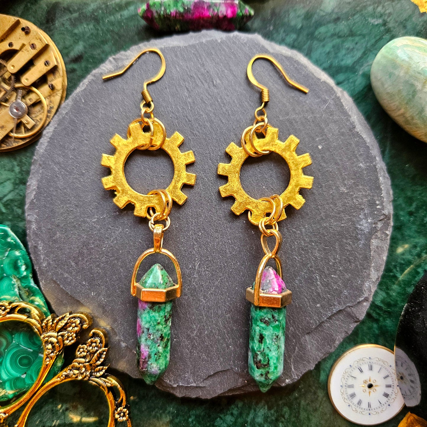 Loki - Boucles d'oreilles Steampunk rouages dorés et pierres de rubis zoïsite - Les Rouages du Temps