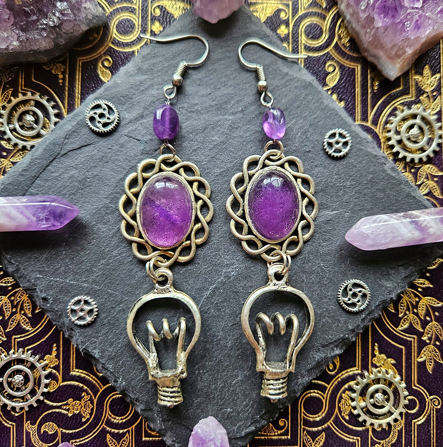 Athéna - Boucles d'oreilles Steampunk argentées, ampoules, pierres d'améthyste - Les Rouages du Temps