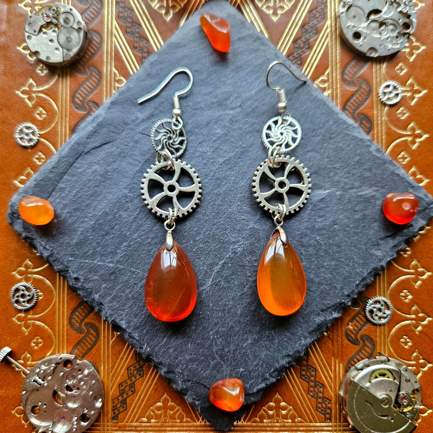 Hephaïstos - Boucles d'oreilles Steampunk engrenages et pierres de cornaline