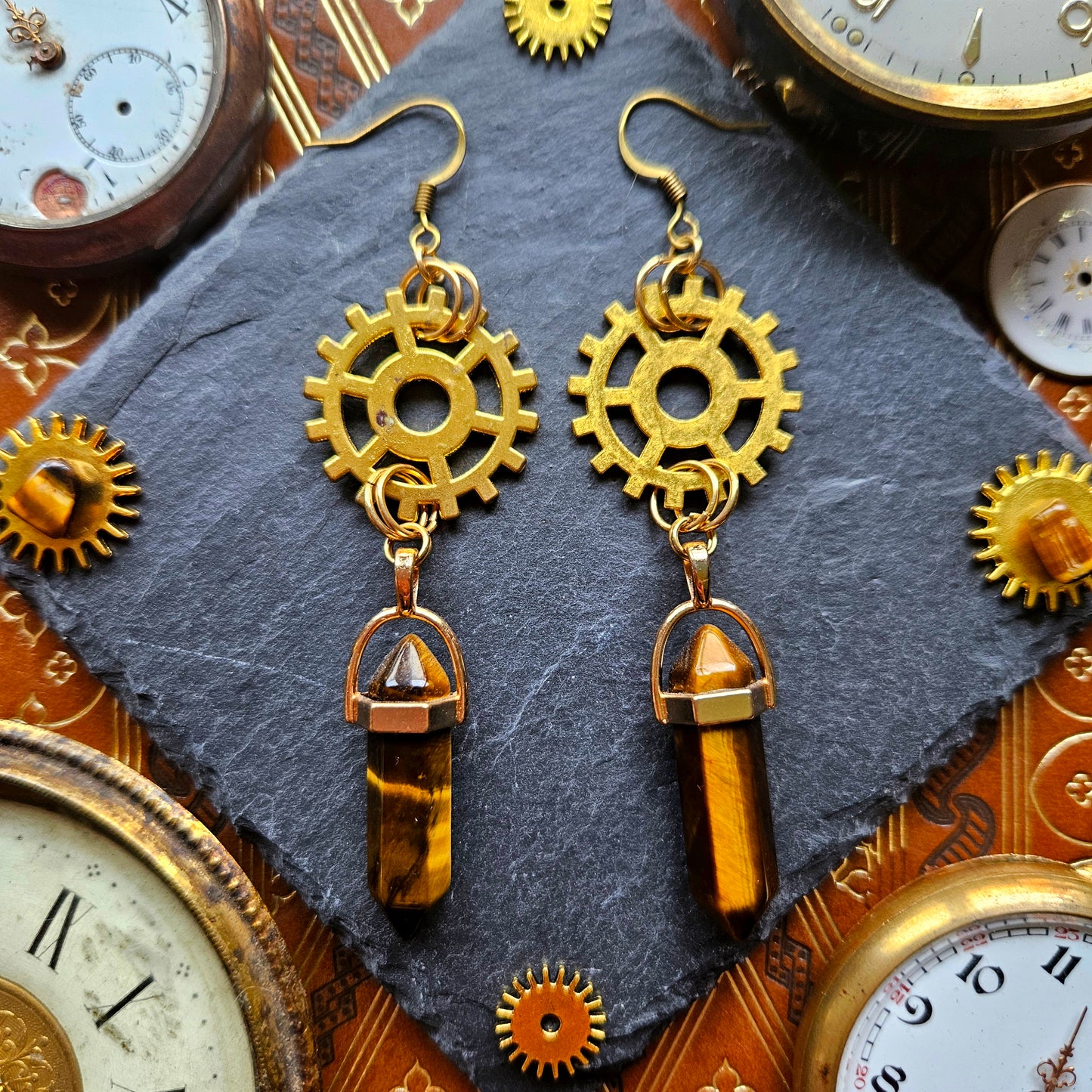 Hephaïstos - Boucles d'oreilles Steampunk rouages dorés et pierres d'oeil de tigre - Les Rouages du Temps