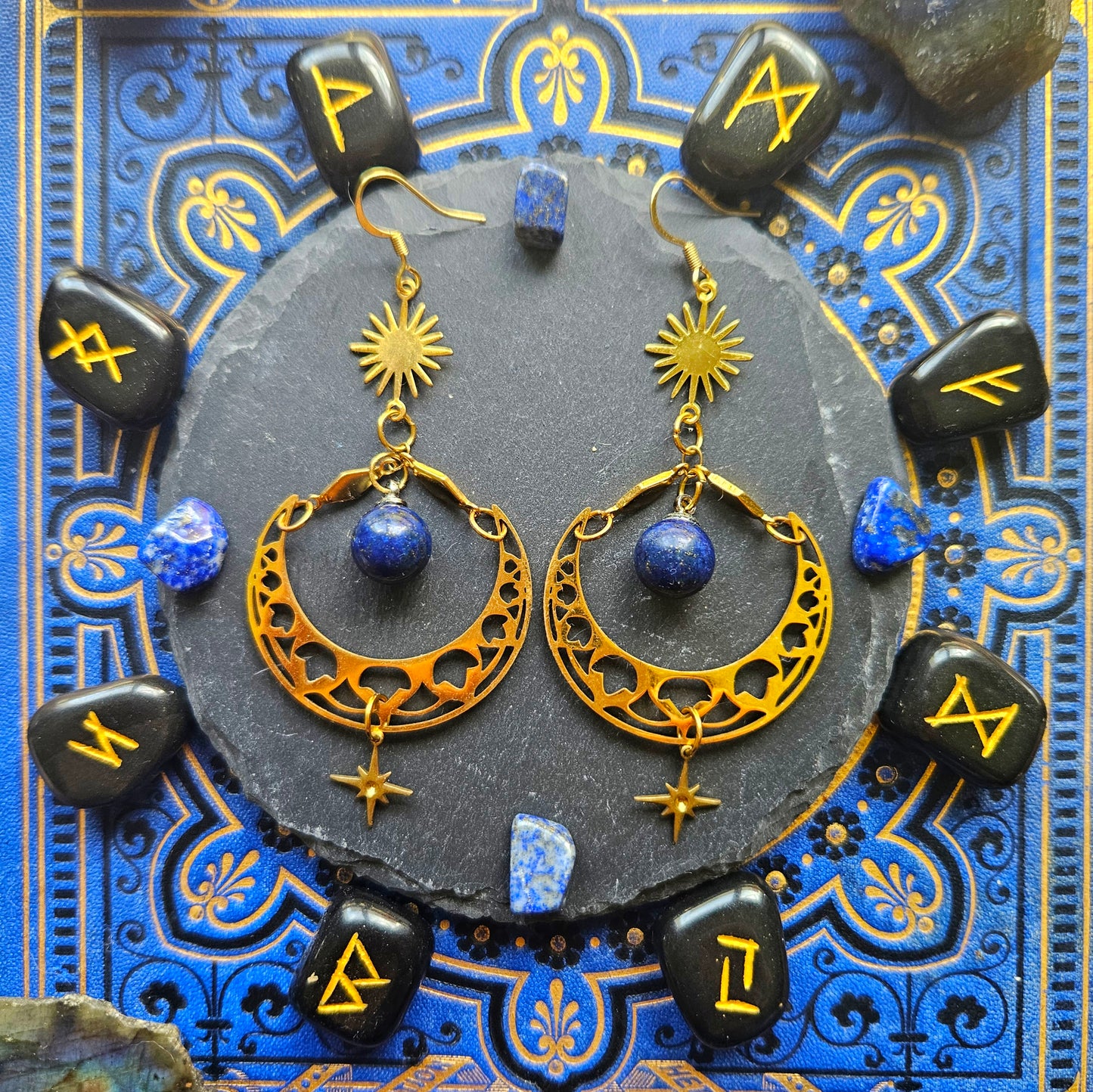Séléné - Boucles d'oreilles Wicca lunes étoiles acier inoxydable et pierres de lapis lazuli - Les Rouages du Temps