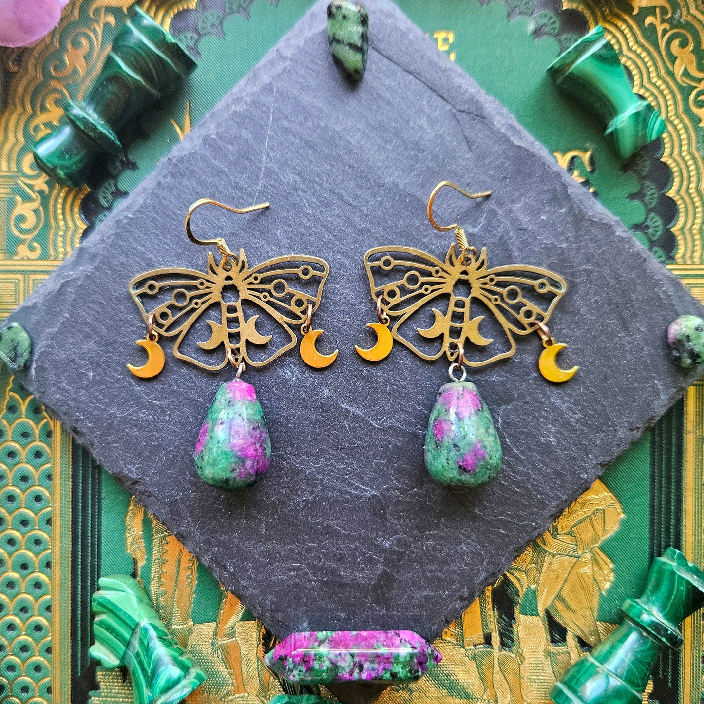 Morgane - Boucles d'oreilles univers féérique - Wicca, papillons laitons, lunes acier inoxydable, pierres de rubis zoïsite - Les Rouages du Temps