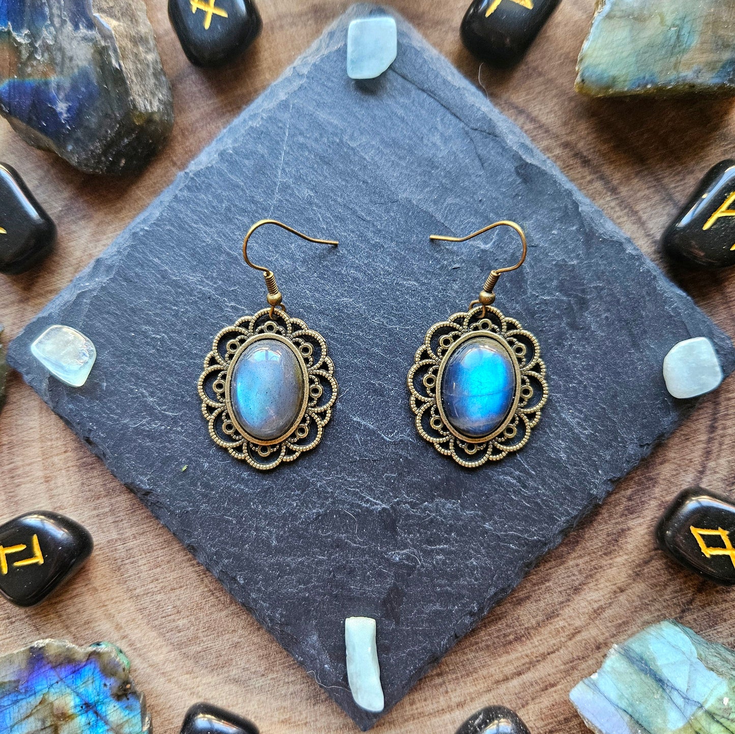 Nimuë - Boucles d'oreilles univers médiéval bronze et pierres de labradorite - Les Rouages du Temps