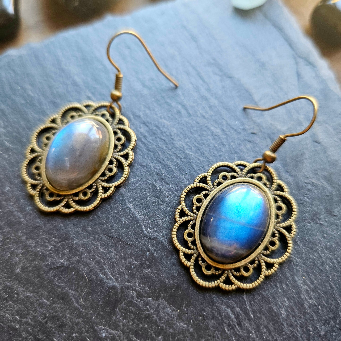 Nimuë - Boucles d'oreilles univers médiéval bronze et pierres de labradorite - Les Rouages du Temps