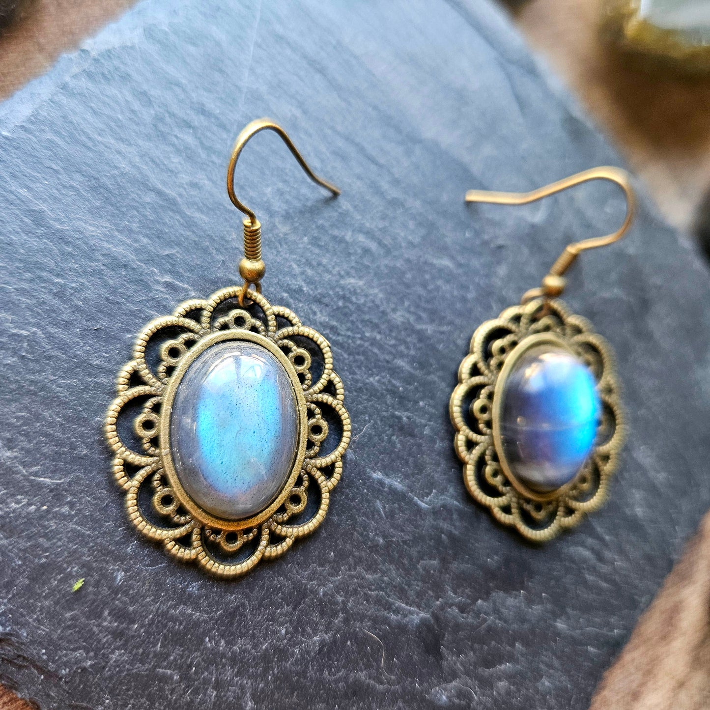 Nimuë - Boucles d'oreilles univers médiéval bronze et pierres de labradorite - Les Rouages du Temps