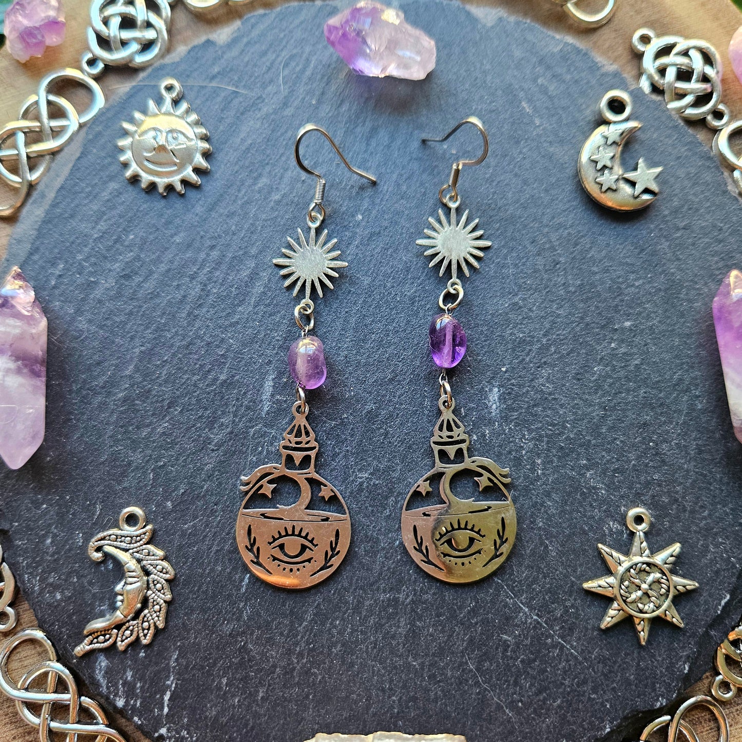 Circé - Boucles d'oreilles univers Wicca - sorcière acier inoxydable étoiles potions magiques, pierres d'améthyste - Les Rouages du Temps