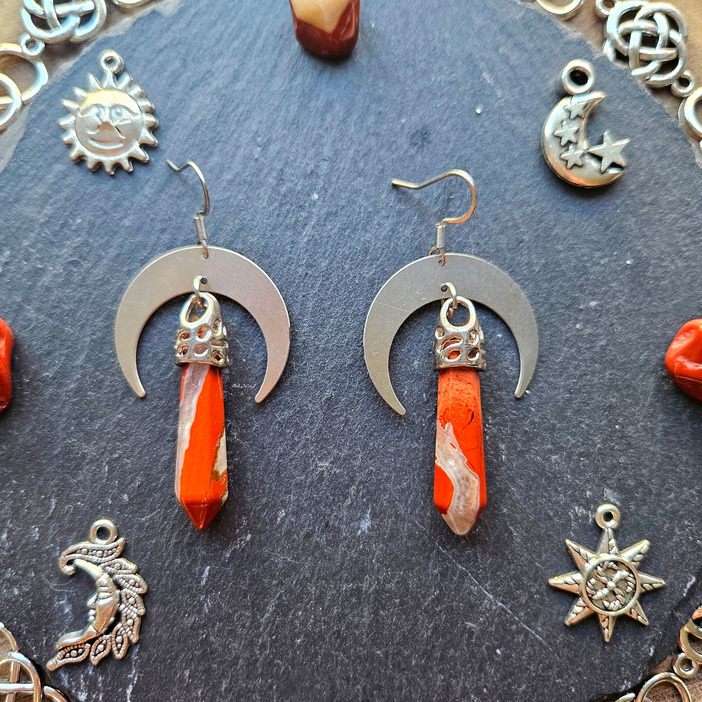 Séléné - Boucles d'oreilles Wicca - ésotérisme, lunes acier inoxydable, pierres de jaspe rouge
