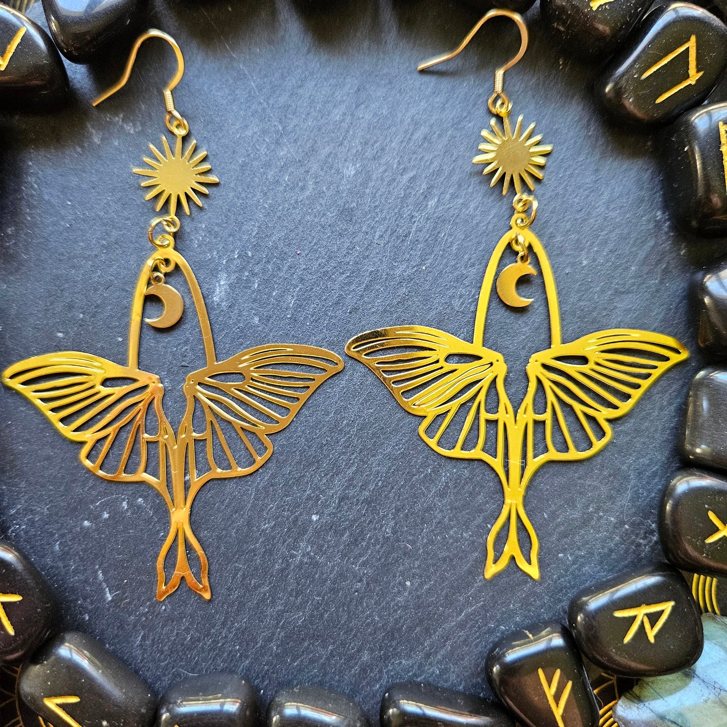 Psyché - Boucles d'oreilles univers féérique - wicca, acier inoxydable doré, ailes de papillon, lunes, étoiles - Les Rouages du Temps