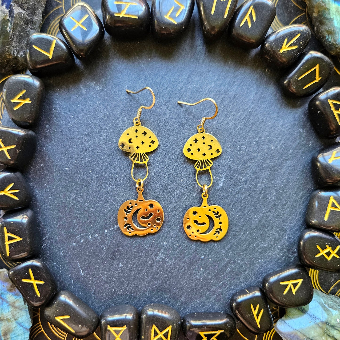 Ellyllon - boucles d'oreilles univers féérique et sorcières acier inoxydable doré, champignons et citrouilles - Les Rouages du Temps