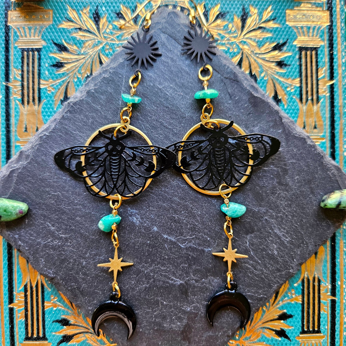 Leanan - Boucles d'oreilles univers Wicca / féérique noires et dorées, papillon étoile lune, pierres de chrysoprase - Les Rouages du Temps