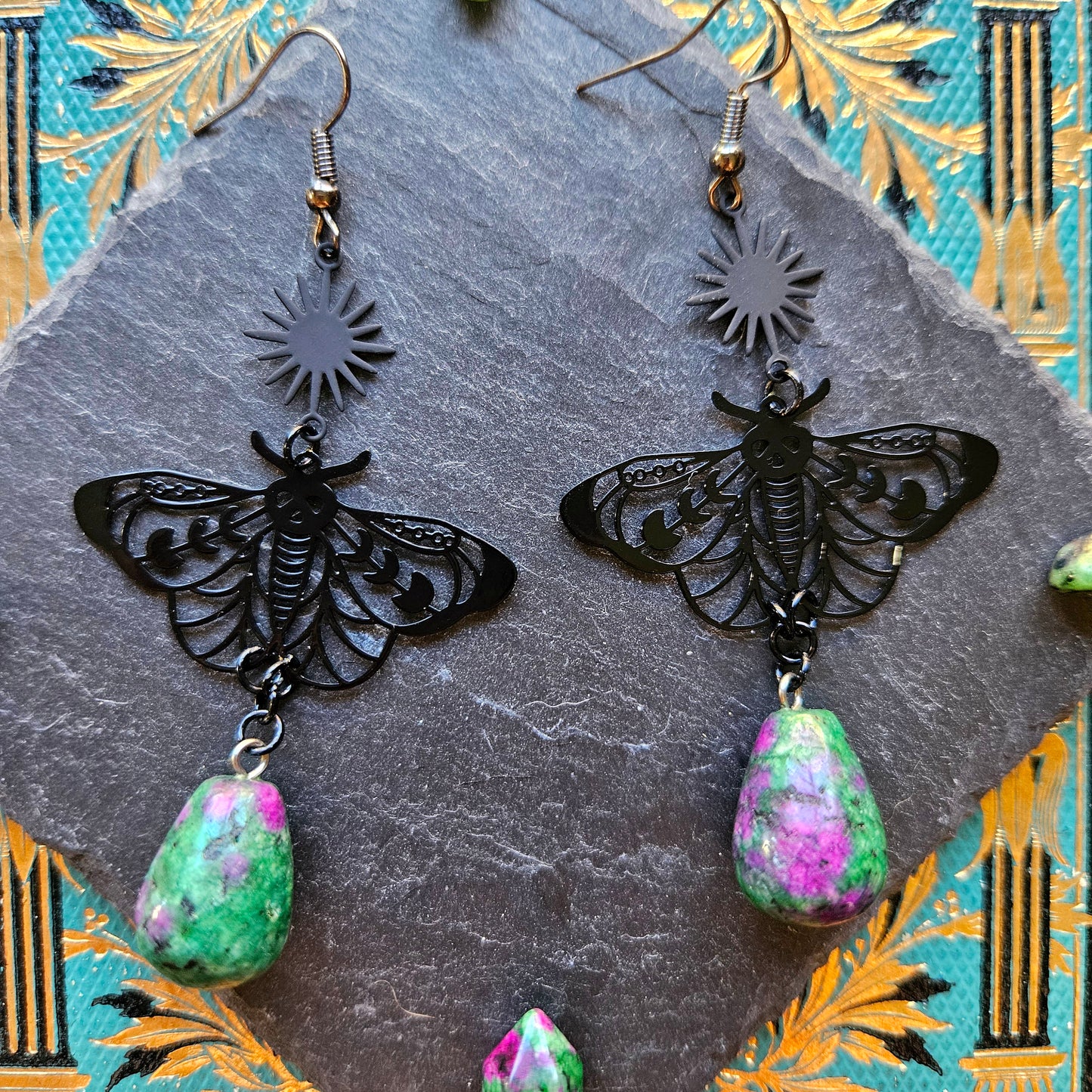 Leanan - Boucles d'oreilles univers féérique, papillons noirs étoiles et pierres de rubis zoïsite - Les Rouages du Temps