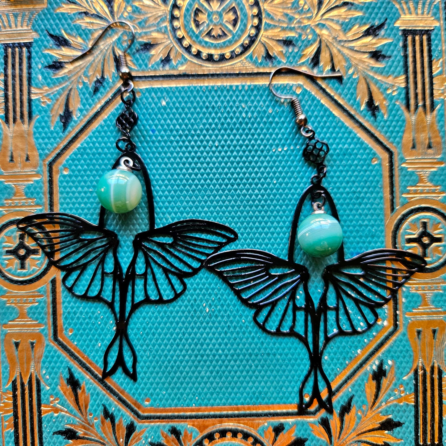 Leanan - Boucles d'oreilles univers féérique noires ailes de papillon et noeuds celtiques, pierres d'agate - Les Rouages du Temps