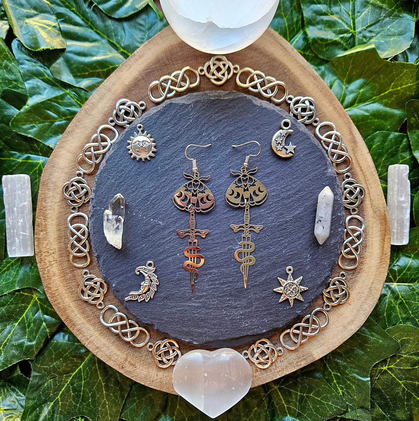 Morgane - Boucles d'oreilles univers Wicca - féérique acier inoxydable, papillons de nuit, phases de la lune, épée, serpent - Les Rouages du Temps