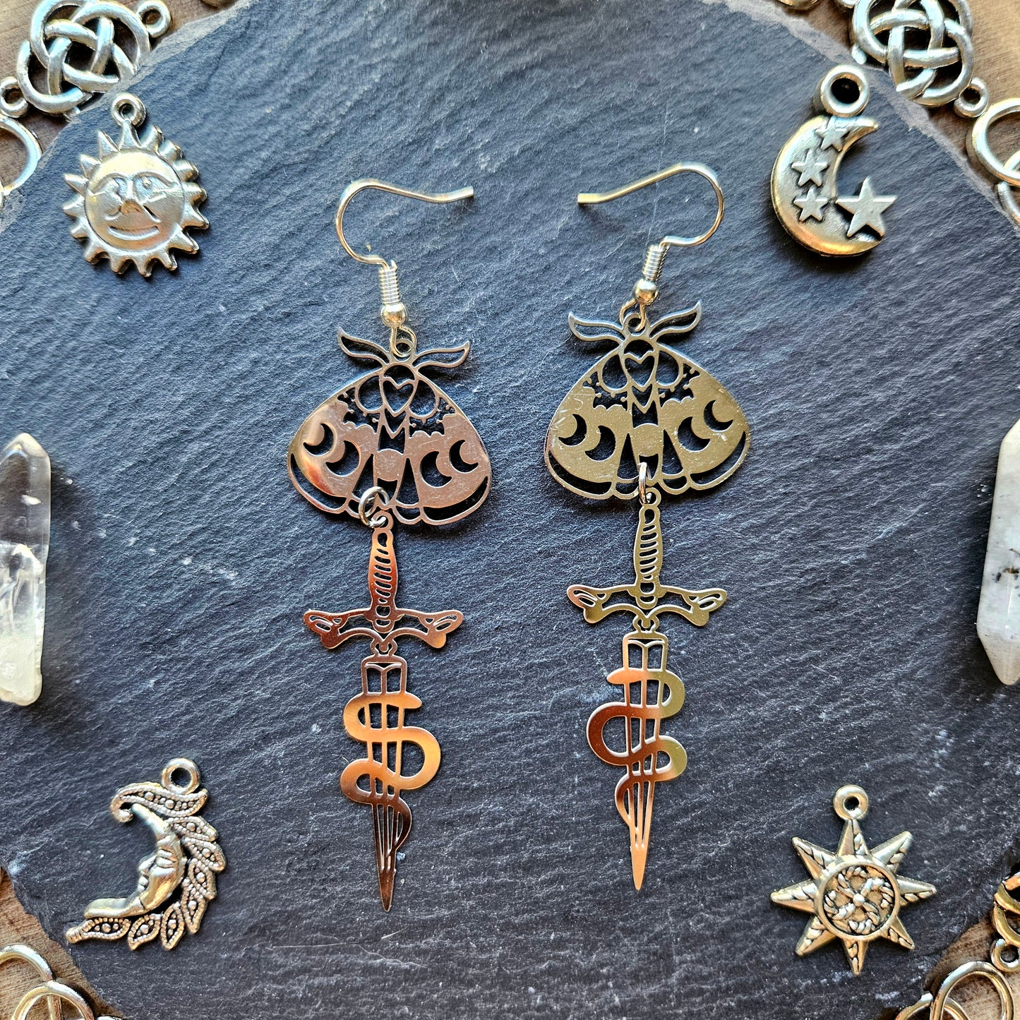 Morgane - Boucles d'oreilles univers Wicca - féérique acier inoxydable, papillons de nuit, phases de la lune, épée, serpent - Les Rouages du Temps