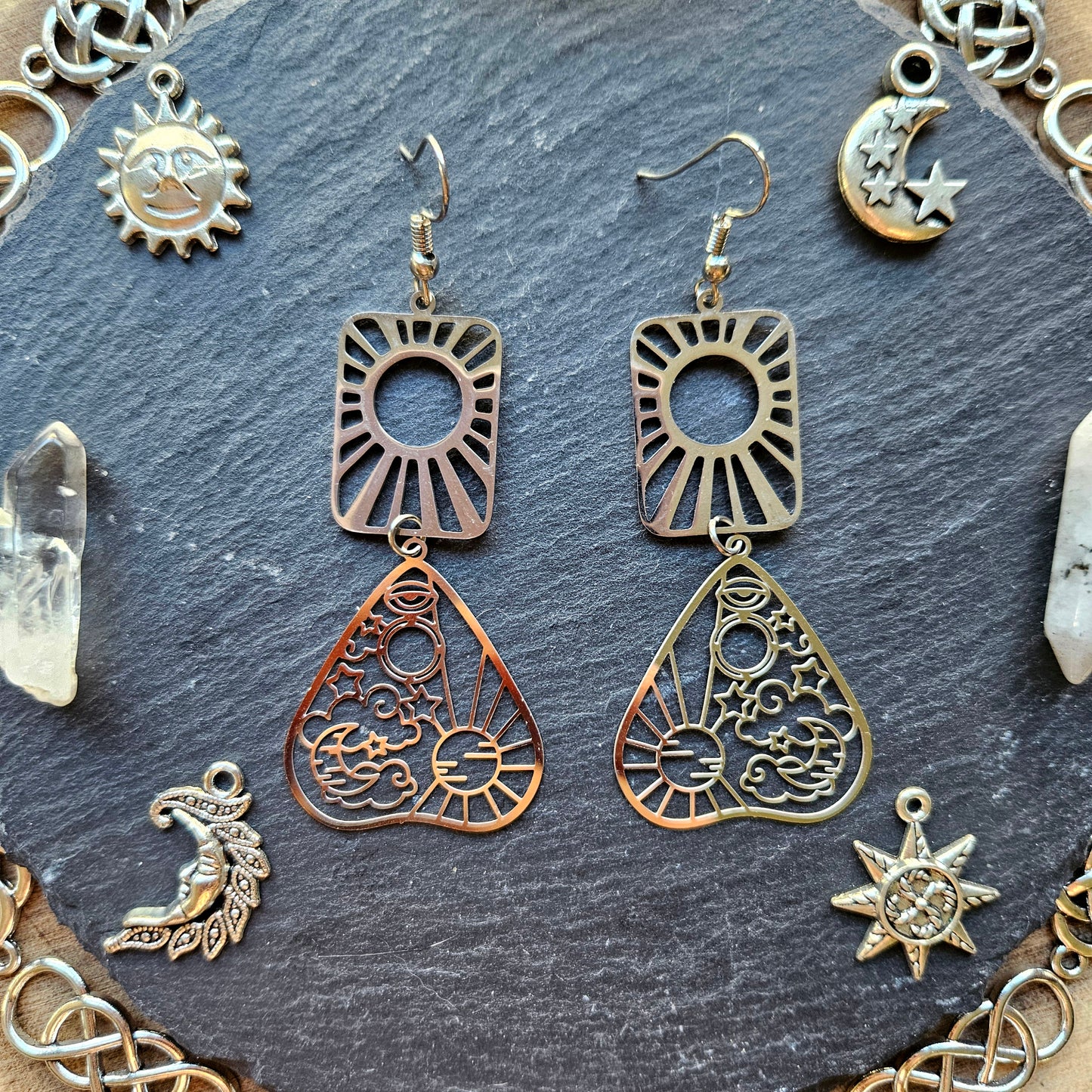Héméra - Boucles d'oreilles univers ésotérique, acier inoxydable soleil nuage - Les Rouages du Temps