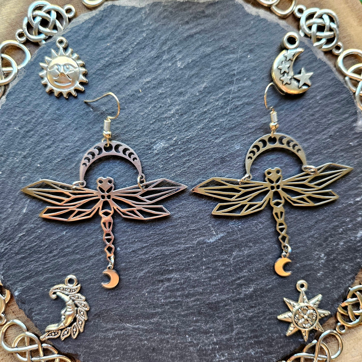 Dragonfly - Boucles d'oreilles univers féérique - Wicca acier inoxydable, libellules et phases de la lune - Les Rouages du Temps