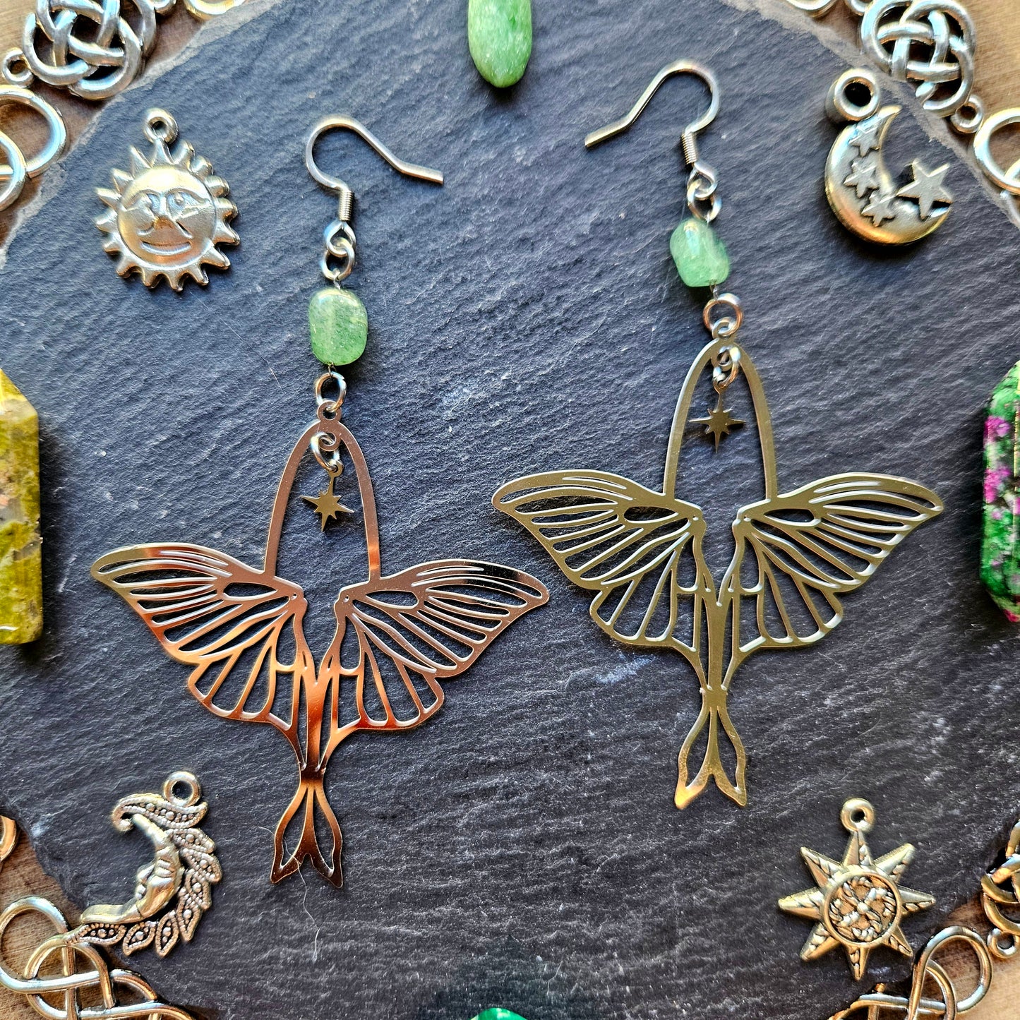 Morgane - Boucles d'oreilles univers féérique - Wicca, ailes de papillon et lunes acier inoxydable, pierres d'aventurine