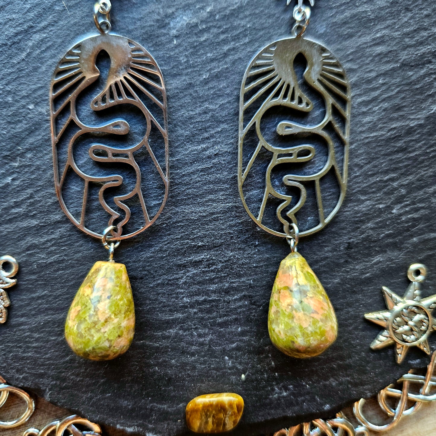 Médusa - Boucles d'oreilles univers sorcière - ésotérique acier inoxydable, pierres d'unakite - Les Rouages du Temps