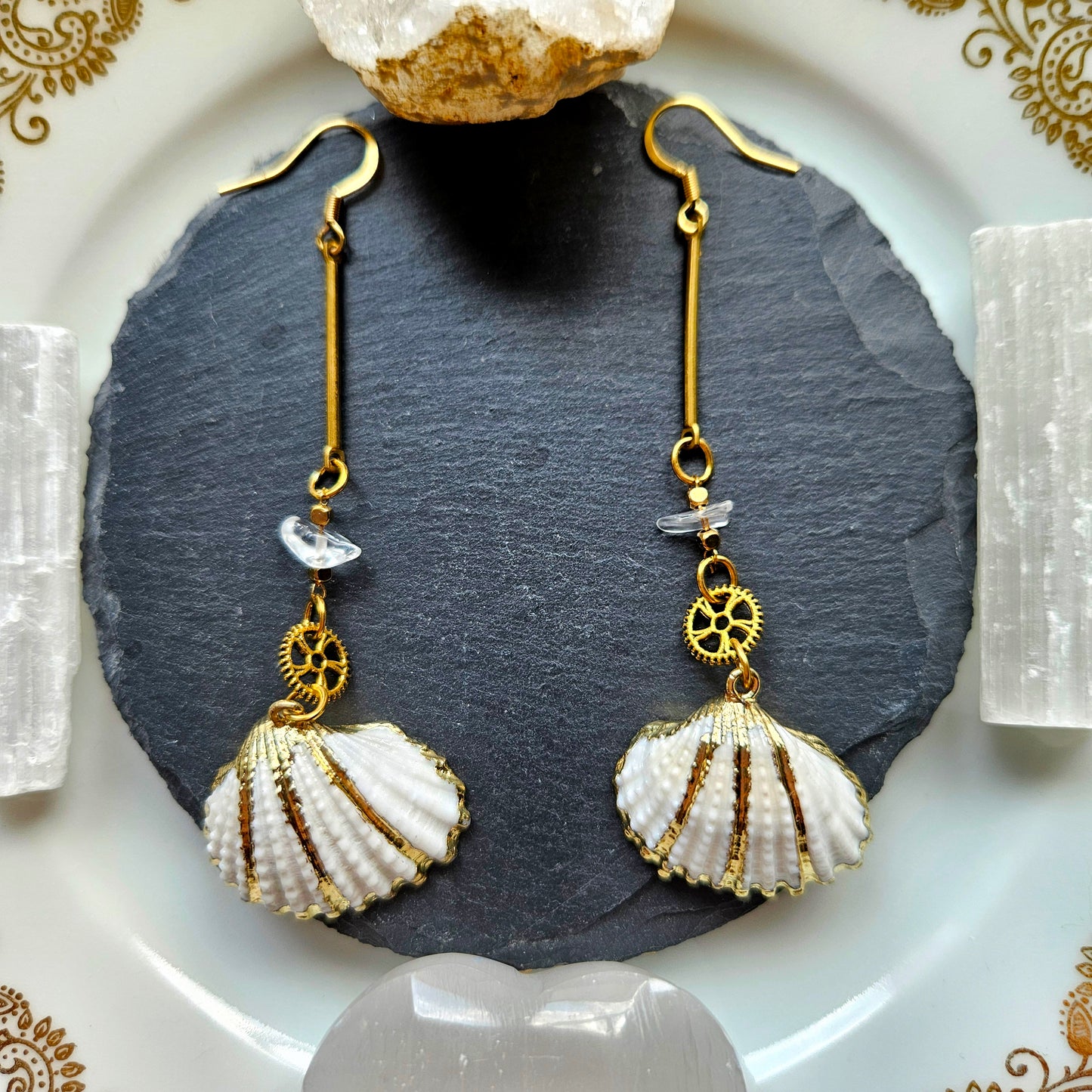 Amphitrite - Boucles d'oreilles Steampunk coquillages blancs dorés, rouages et pierres de quartz - Les Rouages du Temps