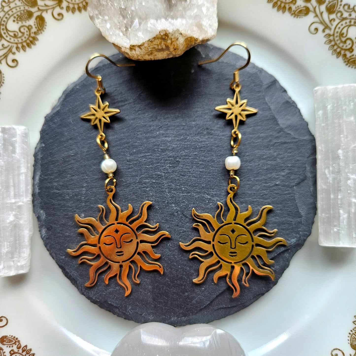 Hélios - Boucles d'oreilles fantasy - ésotérique, acier inoxydable doré, soleil et étoiles, perles d'eau douce