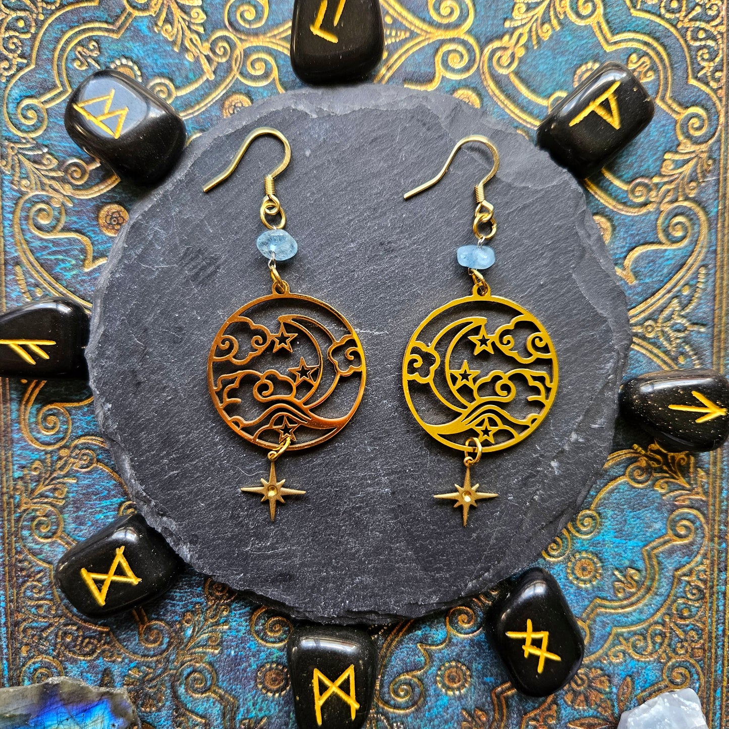 Ouranos - Boucles d'oreilles univers Wicca - ésotérique nuit étoilée lune nuages étoiles acier inoxydable, pierres d'aigue marine - Les Rouages du Temps