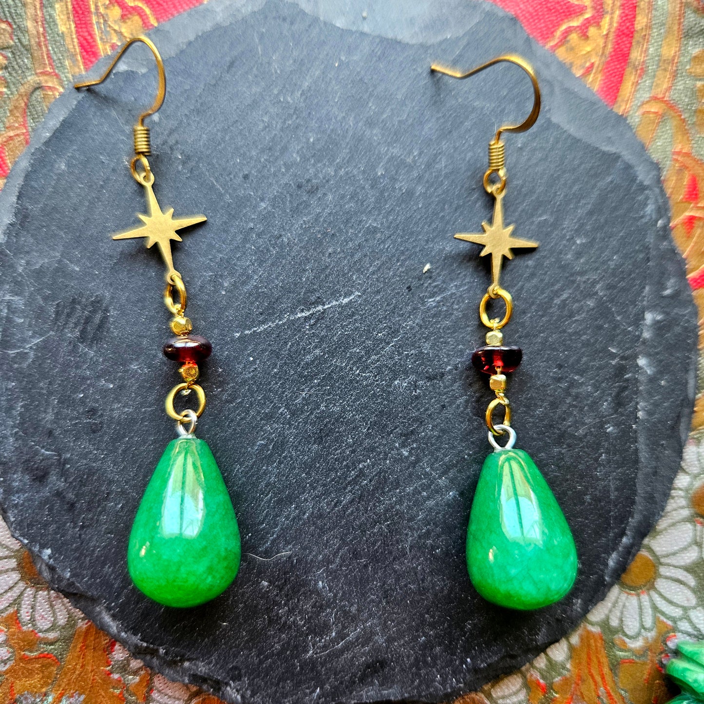 Hauru - Boucles d'oreilles Le Château Ambulant / Howl's moving castle, studio Ghibli, Hayao Miyazaki - Les Rouages du Temps étoiles laiton, pierres de grenat et jade - Les Rouages du Temps