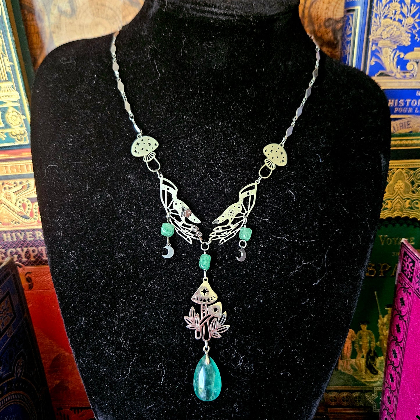 Ellyllon - Collier univers féérique - sorcière, acier inoxydable, champignons, mains géométriques, lunes, fluorite