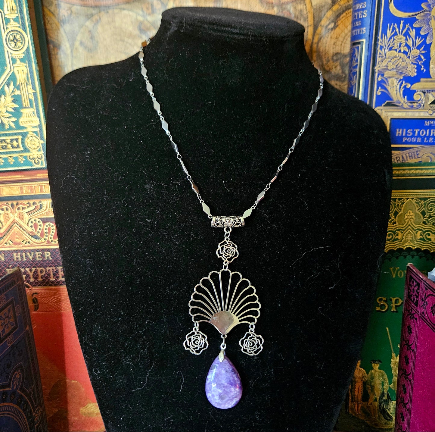 Chloris - Collier Art Nouveau acier inoxydable roses argentées et charoïte - Les Rouages du temps