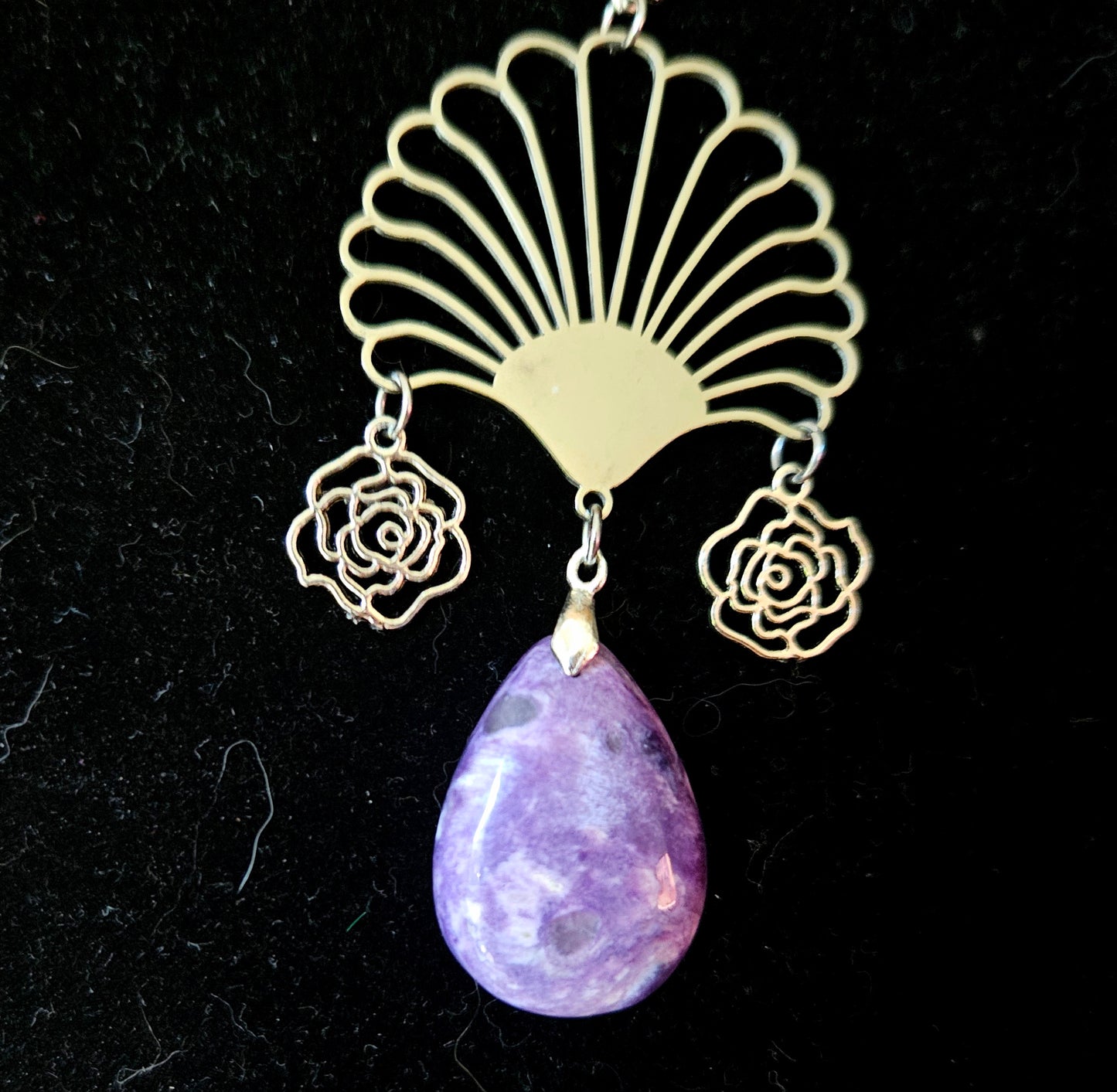 Chloris - Collier Art Nouveau acier inoxydable roses argentées et charoïte - Les Rouages du temps