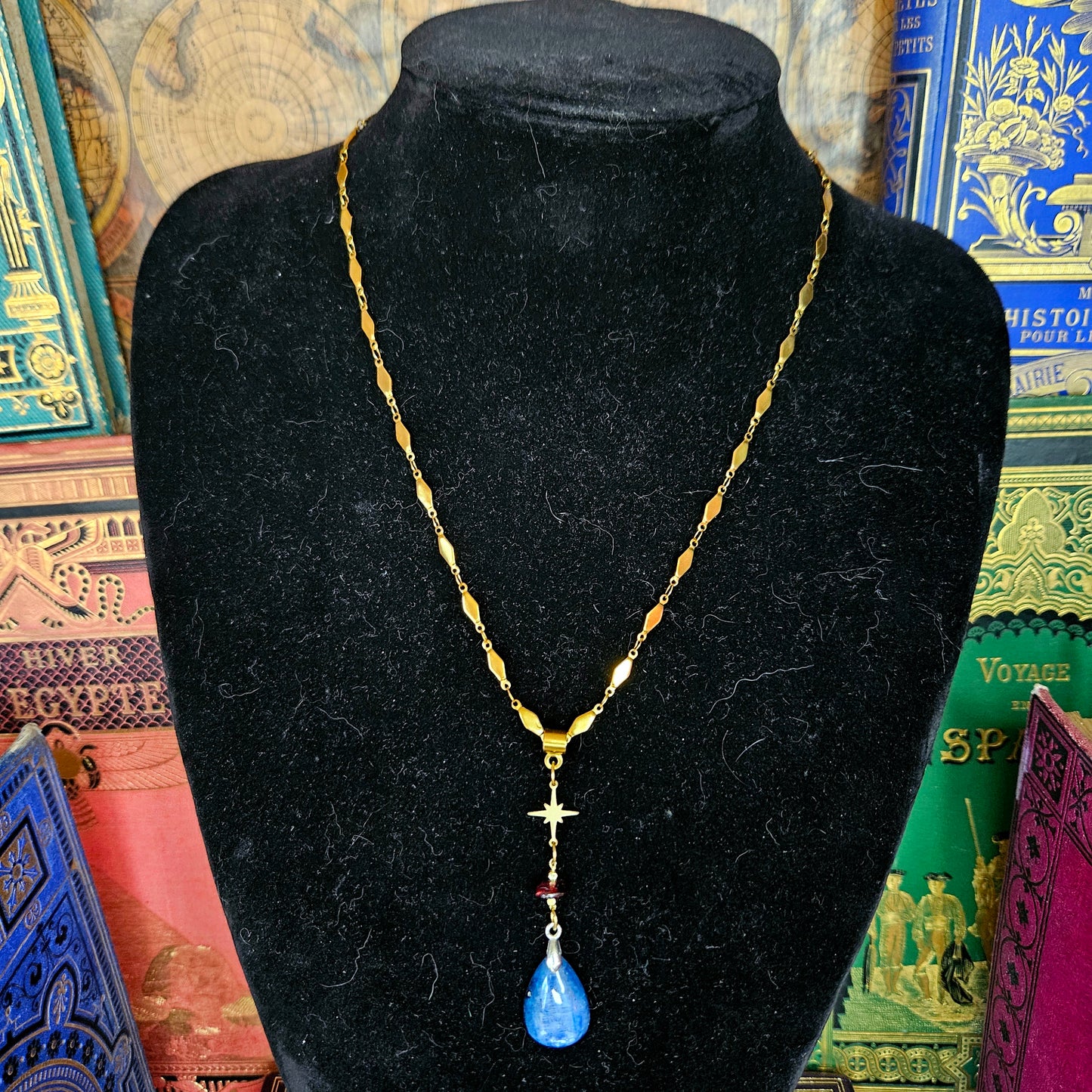Hauru - Collier Le Château Ambulant / Howl's mooving castle, Studio Ghibli, Hayao Miyazaki, acier inoxydable étoile laiton, pierres de grenat et kyanite