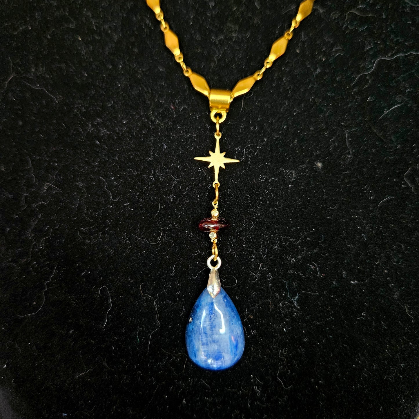 Hauru - Collier Le Château Ambulant / Howl's mooving castle, Studio Ghibli, Hayao Miyazaki, acier inoxydable étoile laiton, pierres de grenat et kyanite