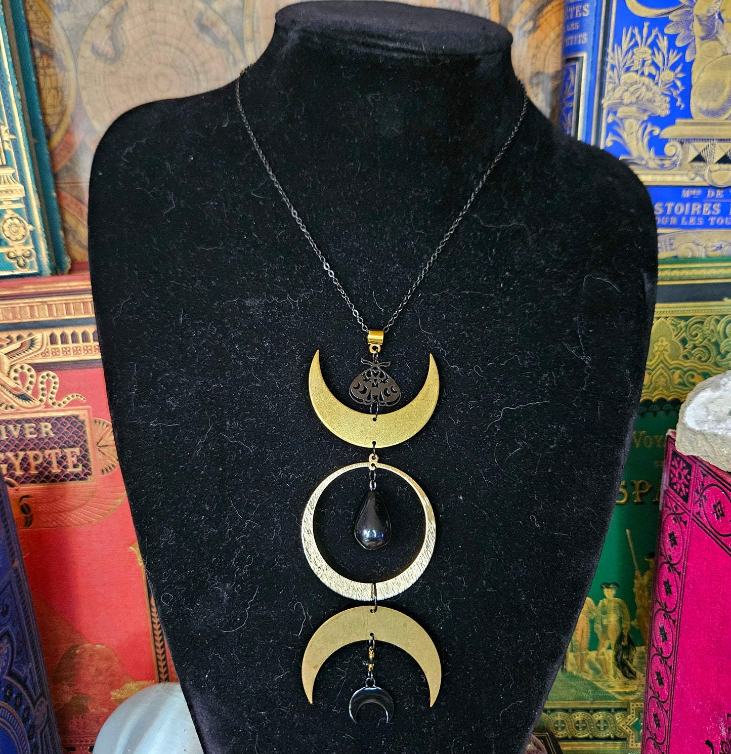 Hécate - Collier Wicca triple lune noir doré, papillon, pierre d'obsidienne.