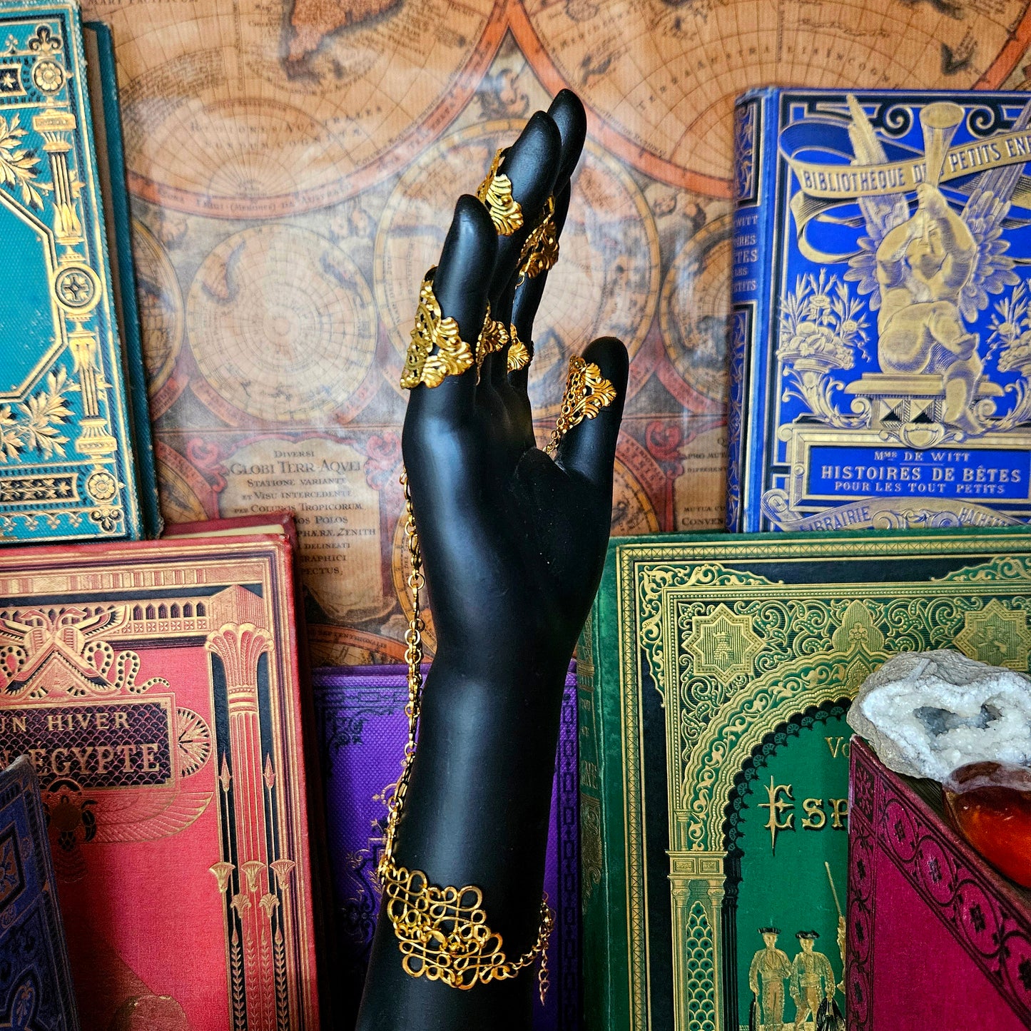 Bracelet armure médiéval-fantasy et bagues articulées dorées, noeuds celtiques
