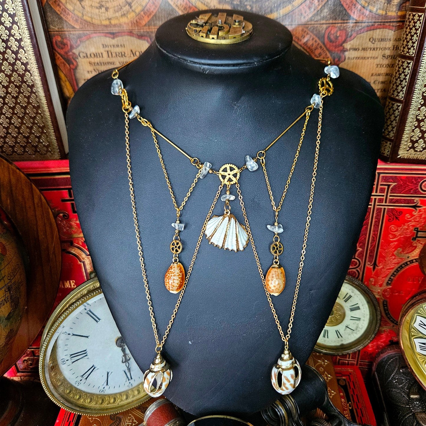 Amphitrite - Collier plastron Steampunk, rouages dorés, coquillages, pierres de quartz - Les Rouages du Temps