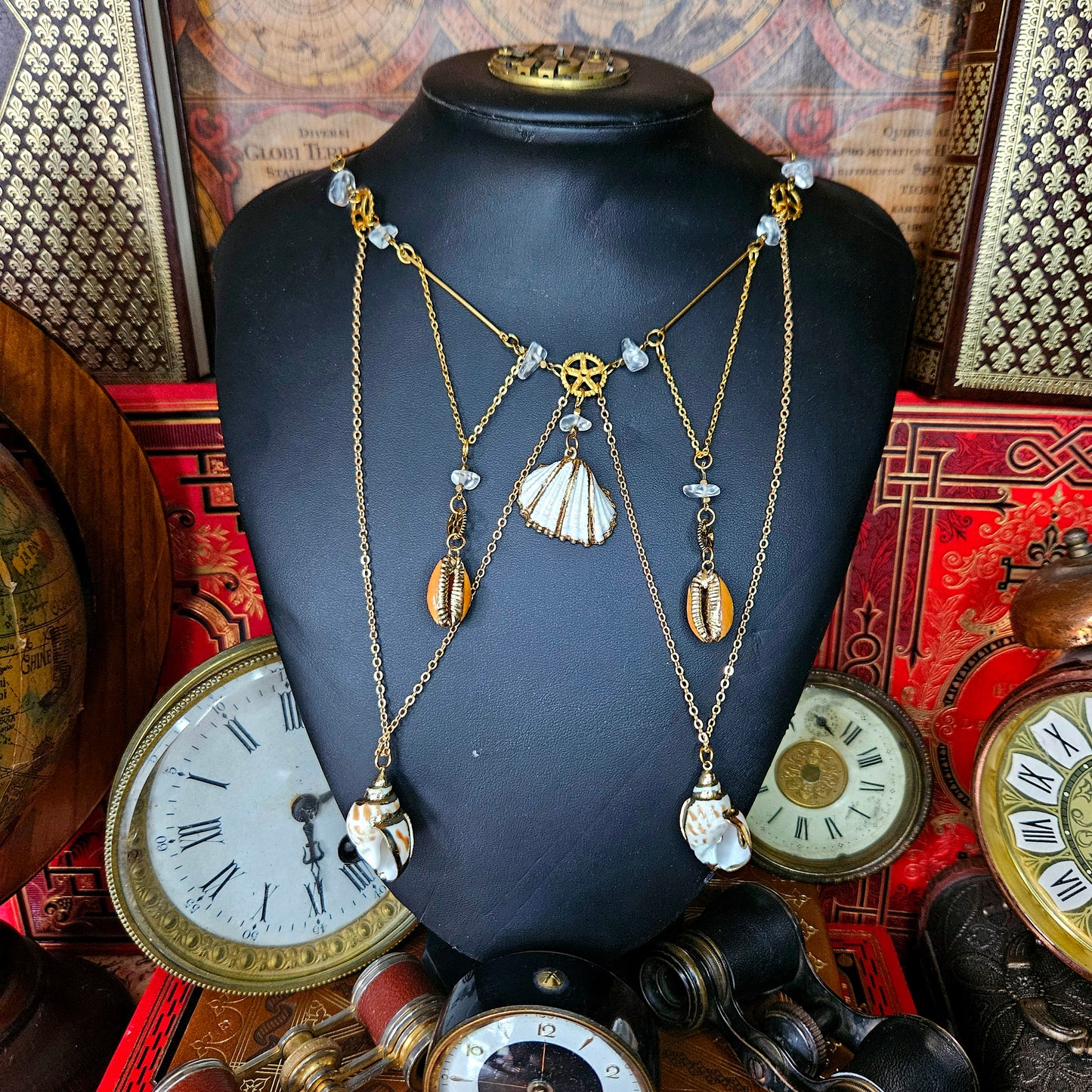 Amphitrite - Collier plastron Steampunk, rouages dorés, coquillages, pierres de quartz - Les Rouages du Temps