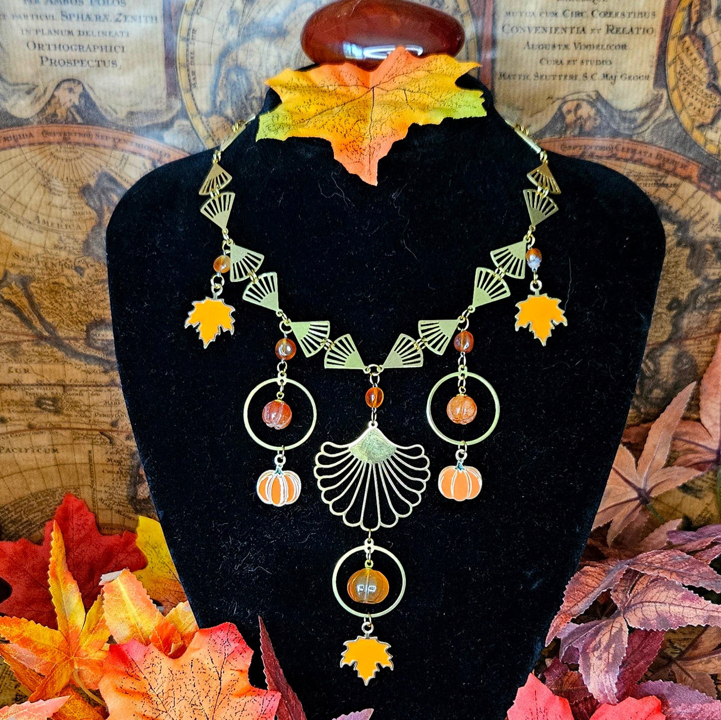 Samhain - Collier plastron "Automne" - Art Nouveau, laiton, feuilles d'érable et citrouilles pierres de cornaline