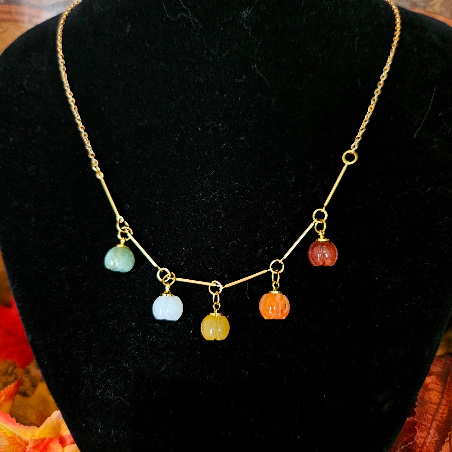 Samhain - Collier "Automne" acier inoxydable doré citrouilles et pierres de cornaline, quartz et aventurine