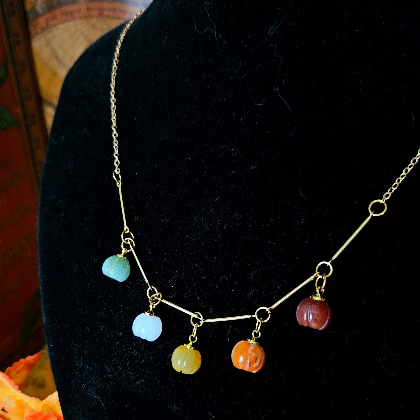 Samhain - Collier "Automne" acier inoxydable doré citrouilles et pierres de cornaline, quartz et aventurine