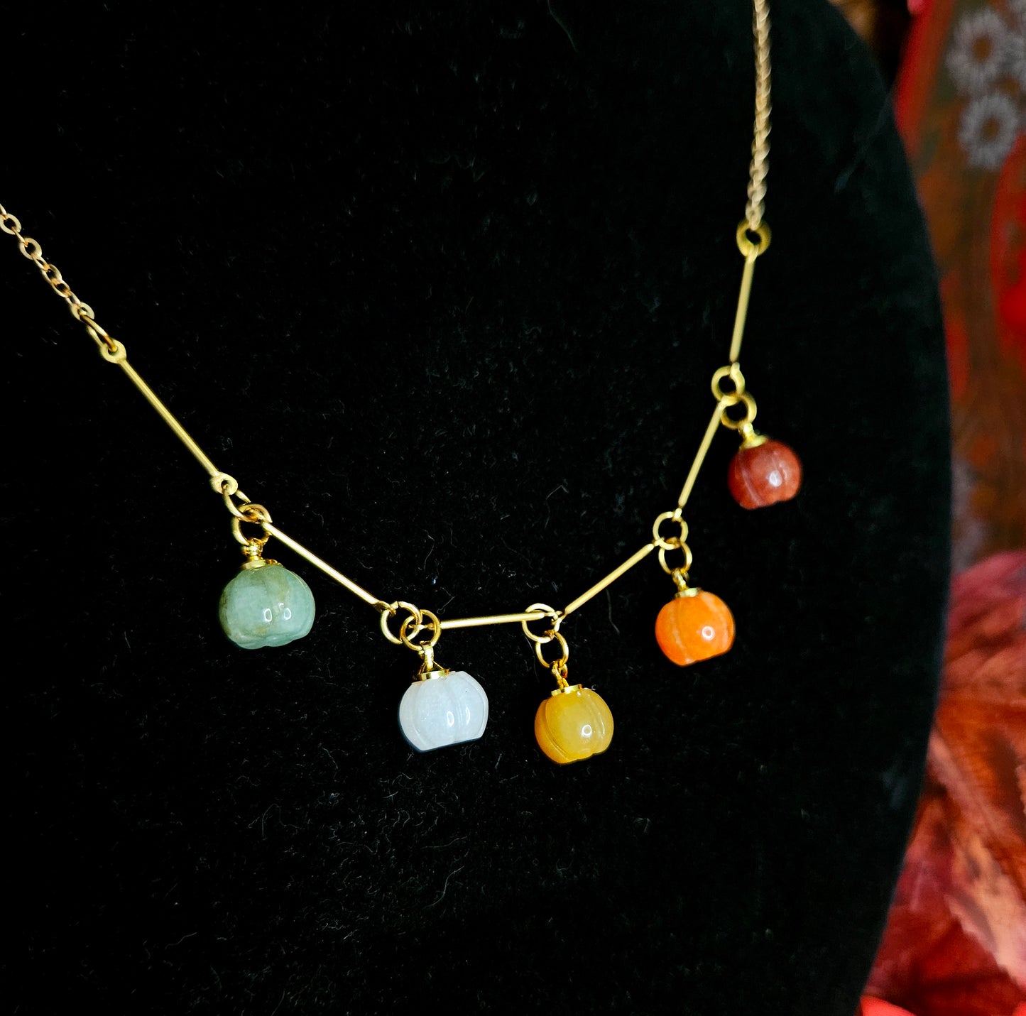 Samhain - Collier "Automne" acier inoxydable doré citrouilles et pierres de cornaline, quartz et aventurine
