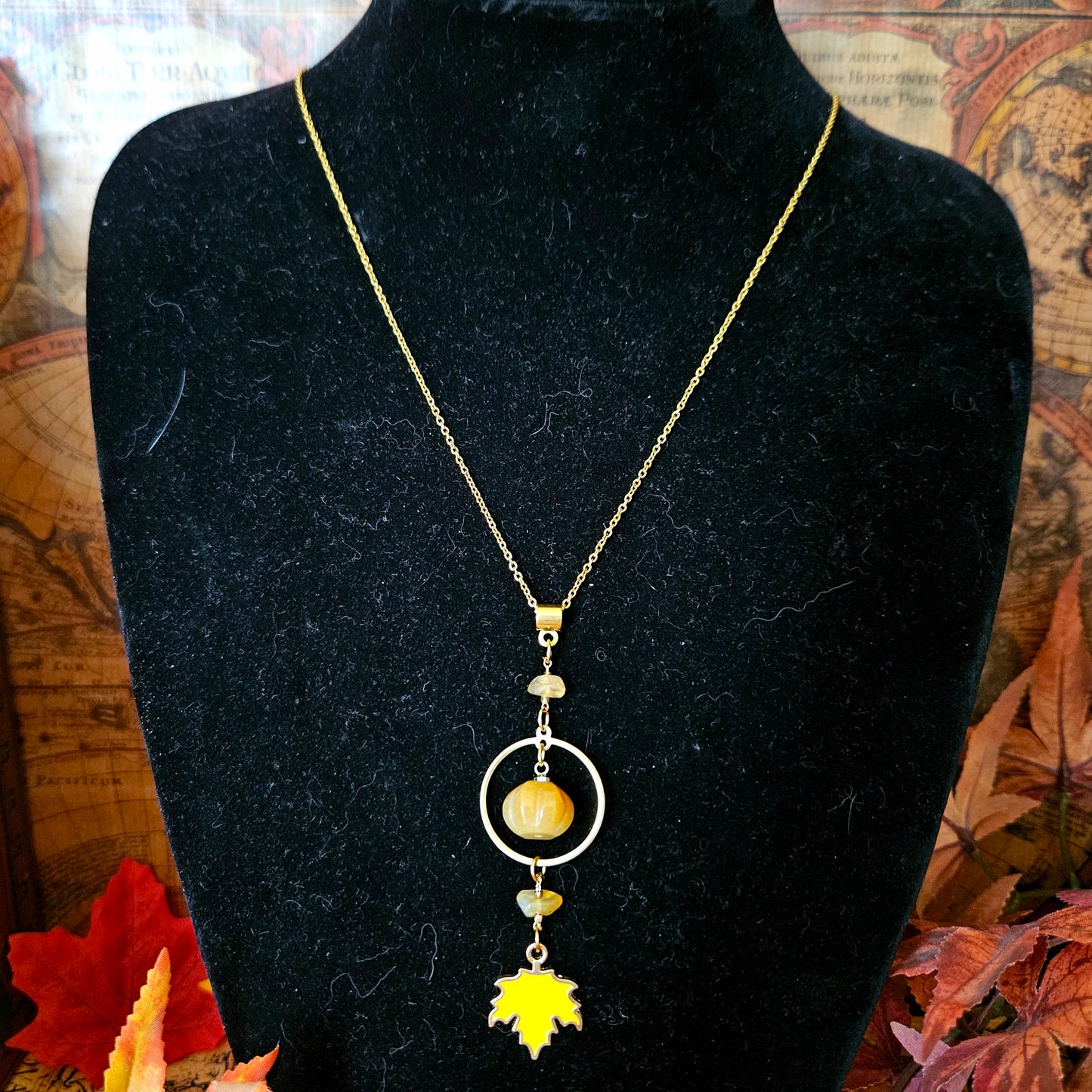 Carpo - Collier "Automne" acier inoxydable doré, laiton, feuille d'érable jaune, pierres de citrine et citrouille cornaline