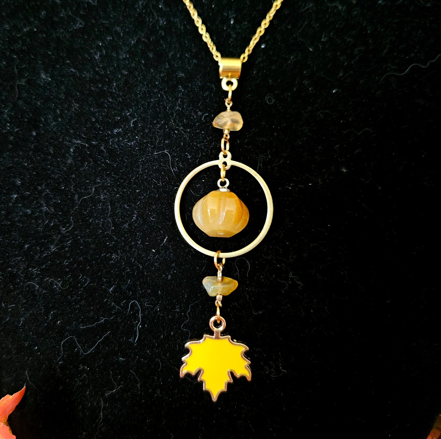 Carpo - Collier "Automne" acier inoxydable doré, laiton, feuille d'érable jaune, pierres de citrine et citrouille cornaline