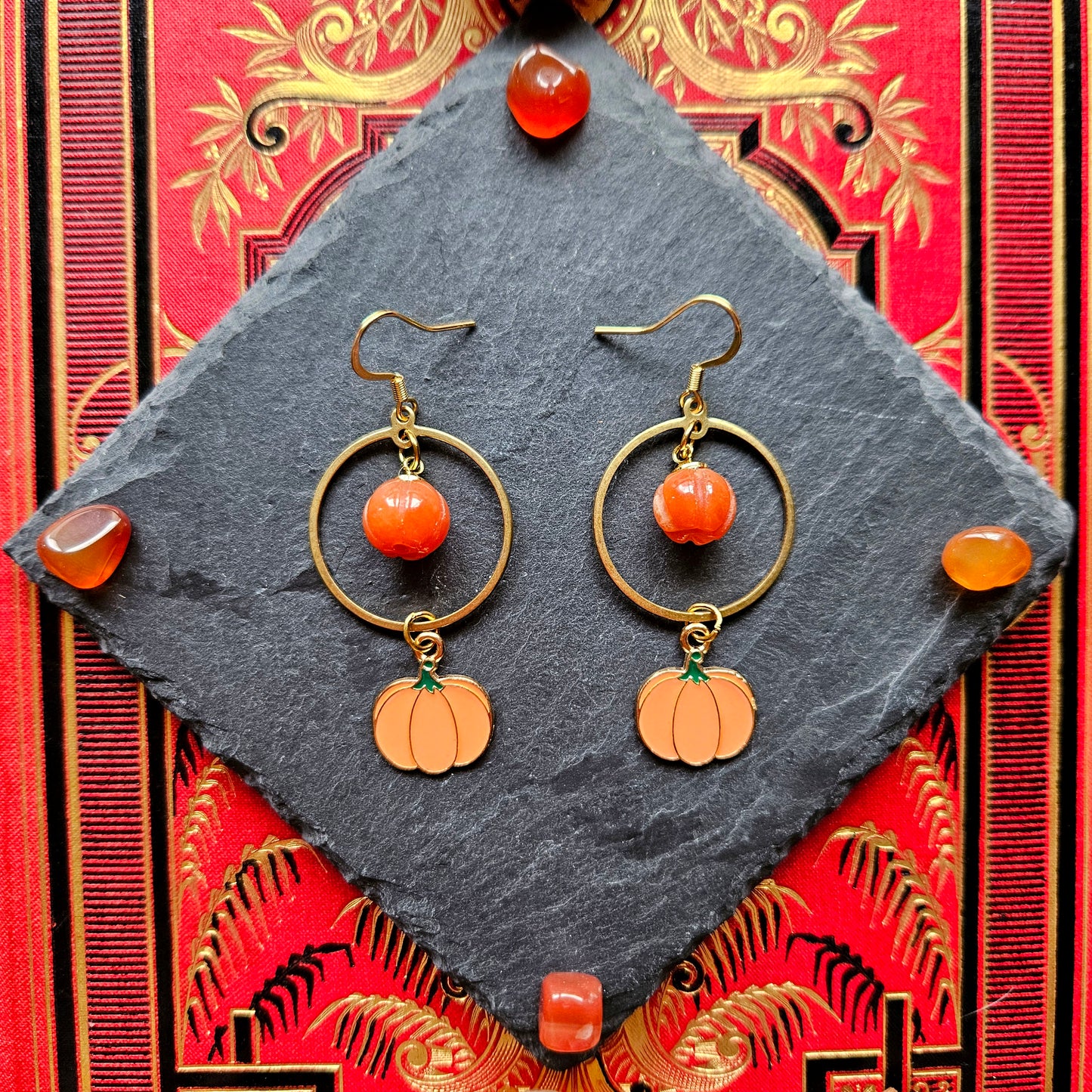 Samhain - Boucles d'oreilles "automne" Halloween laiton citrouilles pierres de cornaline - Les Rouages du Temps