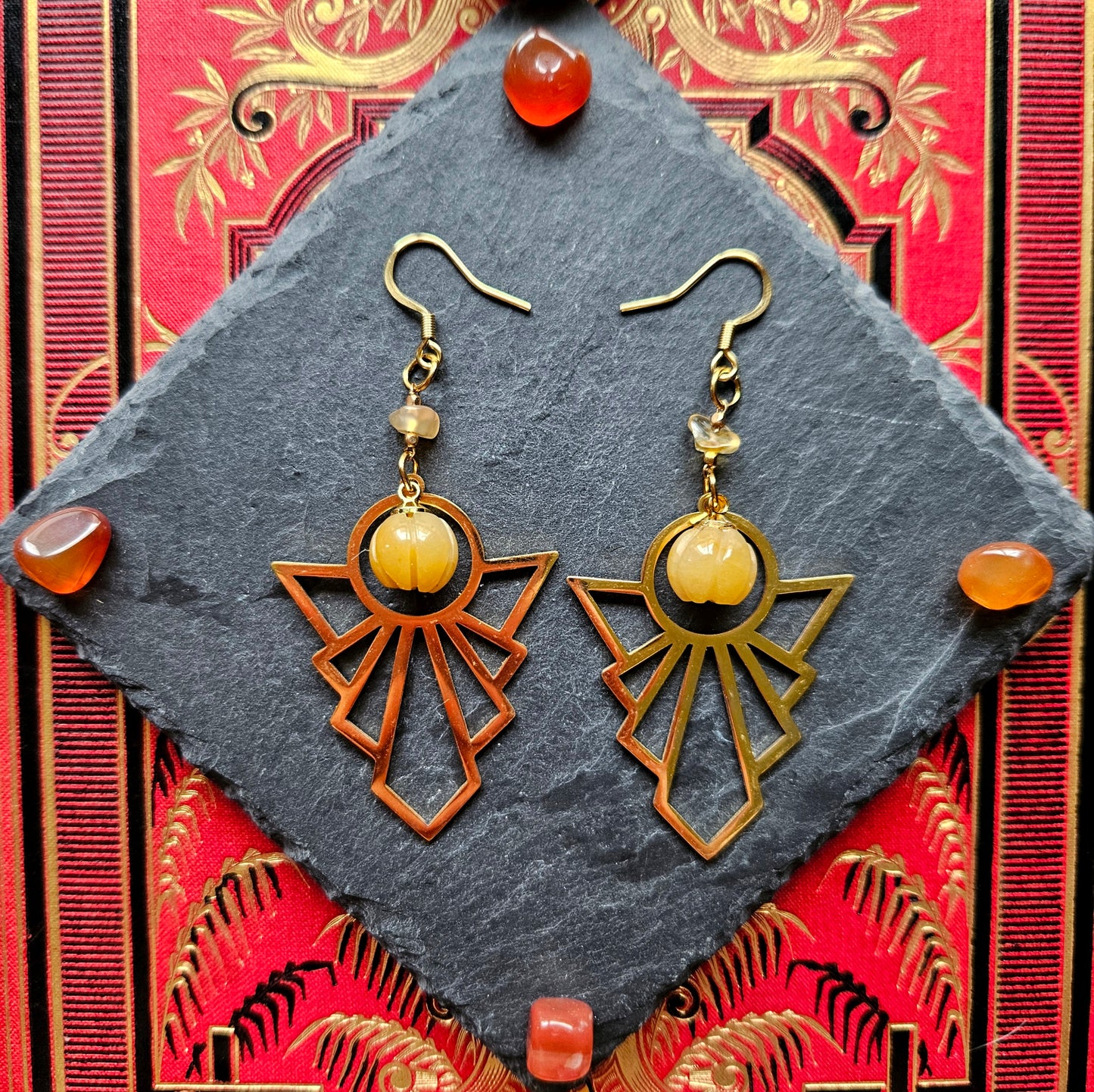 Mucha - Boucles d'oreilles 'Automne" Art Nouveau / Art Déco acier inoxydable géométrique, citrouilles pierres de cornaline et citrine - Les Rouages du Temps
