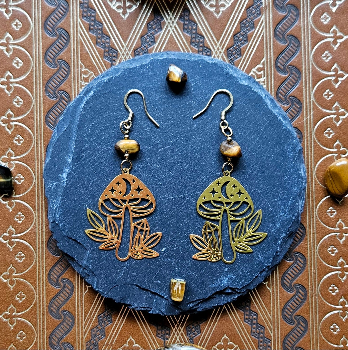Ellyllon - Boucles d'oreilles univers féérique et sorcière acier inoxydable champignons dorés et pierres oeil de tigre